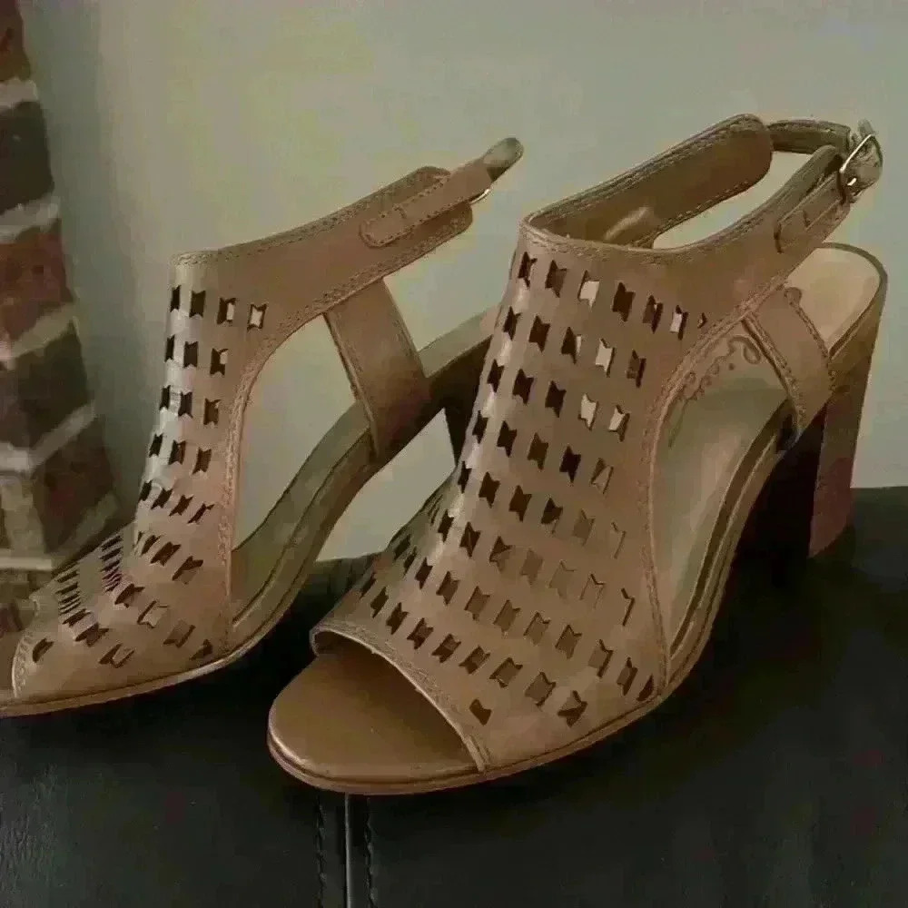 Sbicca vintage collection leather sandals in nude.  Classic in a boho vintage 8